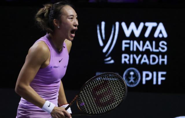 1731220430035049705.jpg (体育)(6)网球——WTA年终总决赛:郑钦文获得亚军XxjpseC007011_20241110_PEPFN0A001.jpg